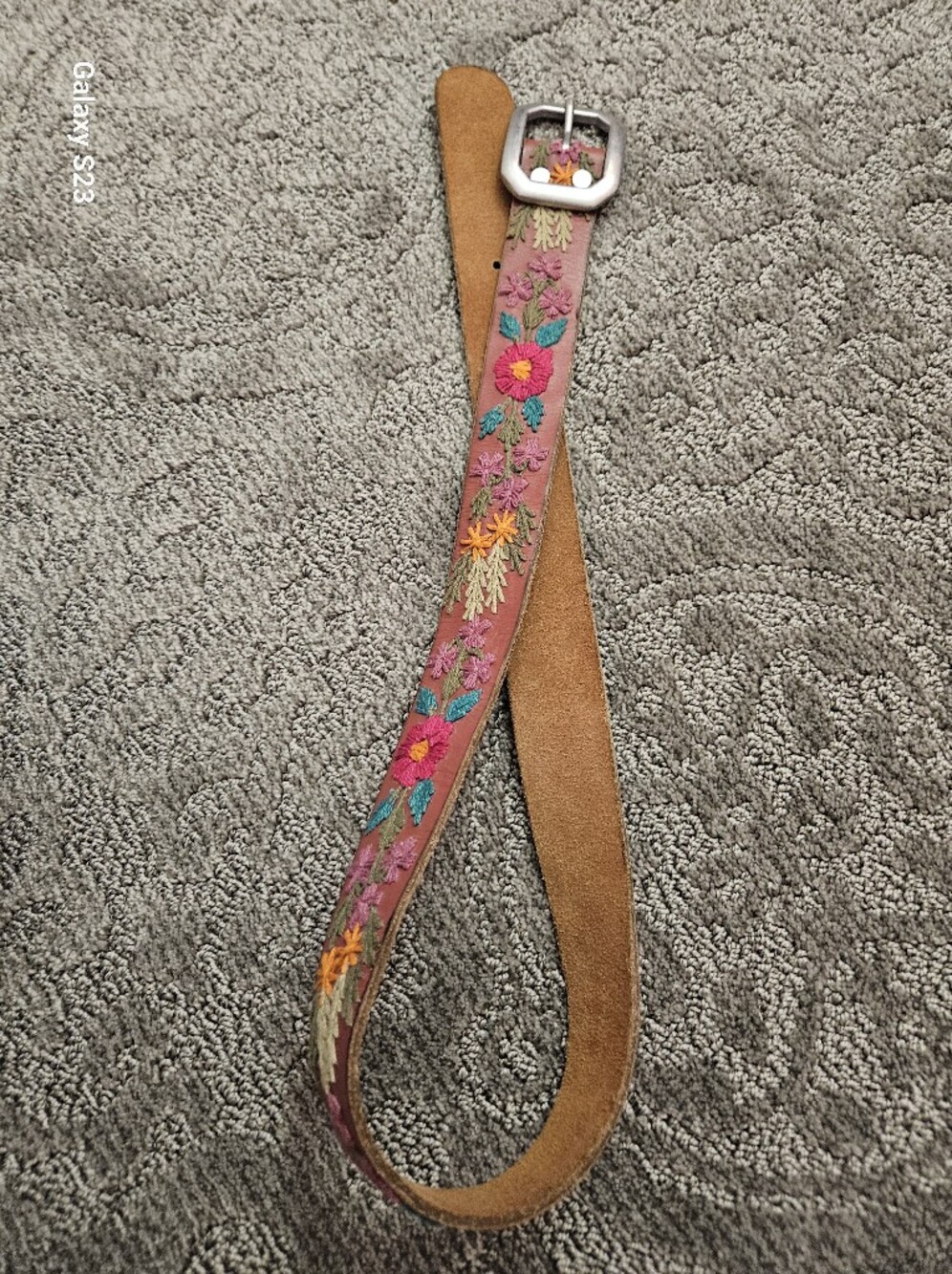 Lucky Brand floral embroidered leather belt featuring a colorful stitched flower - Picture 4 of 4